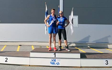 Katri Paananen ja Kristiina Peltola kahmivat SM-mitaleja ja nousivat palkintokorokkeelle Pedersöressä pidetyissä Suomen Aikuisurheiluliiton SM-kisoissa. 