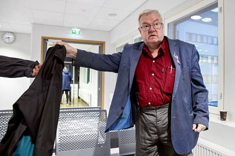 Perussuomalaisten vaalipäällikkö Pekka Kataja istuntosalin aulassa Vaasan hovioikeuden istunnossa Jyväskylässä 15. marraskuuta 2022.