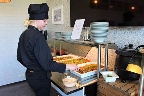 Sataedun opetusravintola Ruukun Sydänviikon teemamenu koostui Sydänliiton resepteistä. Kuvassa Sataedun ravintola- ja catering-alan opiskelija Nea Iltanen.