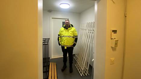 Sastamalan kaupungin rakennuttajainsinööri Jussi-Pekka Palonen esitteli remontoitua Vammalan rantasaunaa  kaksi päivää ennen sen avautumista Tyrvään Sanomille. Kuvassa hän seisoo yhdessä rakennuksen kolmesta uudesta tuulikaapista, jotka pitävät kosteutta loitolla.