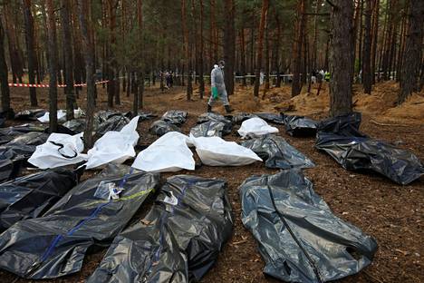 Ukrainan takaisin valtaamalta alueilta Harkovasta on löydetty useita hautoja. Izjumin alueella menossa ovat tutkimukset, joissa koetetaan selvittää, mitä on tapahtunut. Kuva Izjumista on otettu 19. syyskuuta.