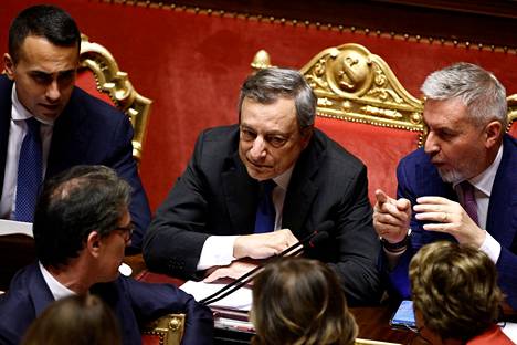 Italiassa kolme koalitiopuoluetta ei aio äänestää pääministeri Mario Draghin hallituksen luottamuksesta. Kolmen koalitiopuolueen päätös voi johtaa pääministerin eroon ja aikaistettuihin vaaleihin Italiassa.