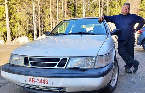 Keuruulainen Hannu Rantanen aikoo katsastaa ja ottaa liikennekäyttöön lähiaikoina vuosimallia 1996 olevan Saab 900:n. Harrasteajoneuvo on kesällä käytössä Tikkakoskella Jyväskylässä toimivassa kesäteatterissa. 