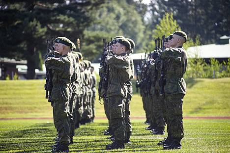 Sotilasvalan vannoi tai sotilasvakuutuksen antoi Harjavallassa noin viisisataa alokasta.