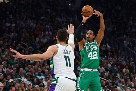 Al Horford (oik.) pelasti viimeisen neljänneksen supersuorituksella Boston Celticsin tappiolta NBA-koripalloiliigan pudotuspelien toisen kierroksen neljännessä pelissä.