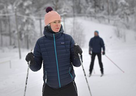 Anna-Kaisa Kesti hiihtää Lähdepellolla aina, kun se on mahdollista. Lapsuudesta tutut ladut ovat perinteistä tyyliä suosivan Kestin mieleen. Kuva: Juha Sinisalo