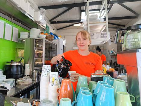 Ilopillerissä työskentelevä Aliisa Kiviniemi kertoo, että päällä nautittuna kahvi juodaan noin 2 desilitran vetoisesta kupista ja mukaan otetun kahvin saa joko isompaan tai pienempään pahvimukiin. 
