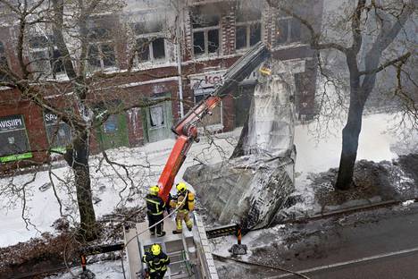 Satakunnan pelastuslaitos arvioi lauantaina illalla, että talo tuhoutuu palossa korjauskelvottomaksi. 