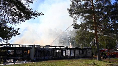 Ylöjärven Ylisen kuntoutuskeskuksella sammutetaan maanantaina aamulla tulipaloa. Palo on tuhonnut suurta, noin tuhannen neliön kokoista matalaa rakennusta pahoin.