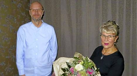 Kuvassa vasemmalla uusi Vallis Gratiae-yhdistyksen puheenjohtaja Henri Nevari ja oikealla edeltäjä Mirja Kujala,
 joka sai kukat kiitoksena monivuotisesta uurastuksesta.