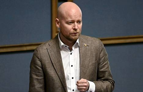 Vasemmistoliiton Jussi Saramo eduskunnan täysistunnossa Helsingissä toukokuussa.