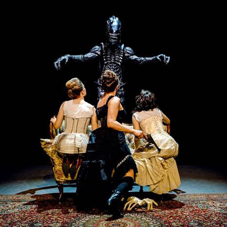 Tampereen Työväen Teatterin Kolme sisarta viides näytös yhdistää Anton Tšehovin näytelmän Kolme sisarta Alien-kauhuelokuviin. 
