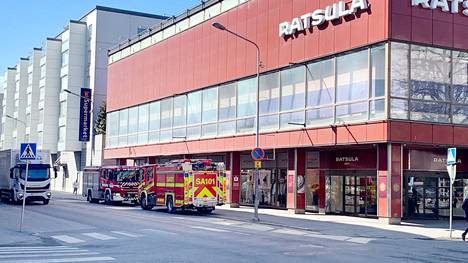 Rikkoutunut putki aiheutti vesivahingon Ratsulan myymälässä Porin Antinkadulla 3. toukokuuta.