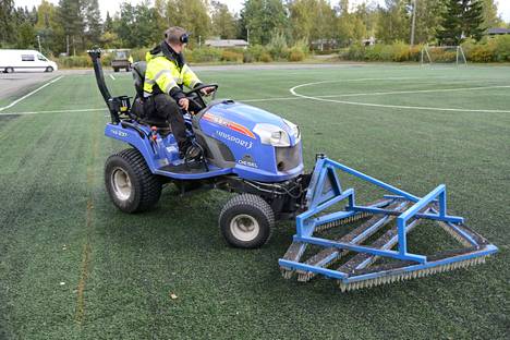 Sassin urheilukentälle asennettiin nurmea syyskuussa vuonna 2018. Kuvassa Timo Mäntyaho viimeistelee kenttää harjakoneella.