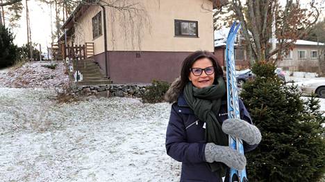 Jaana-Sofia Saarinen lähtee mielellään hiihtämään Suopellon lenkeille. Kotipihasta niille ei ole matka eikä mikään.