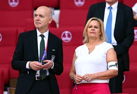Saksan sisäministeri Nancy Faeser (oik.) piti OneLove-käsibvarsinauhaa keskiviikkona Qatarissa. Vierellä oli Saksan jalkapalloliiton puheenjohtaja Bernd Neuendorf.