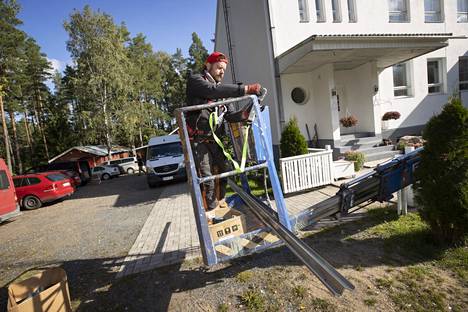 Janne Vanhatalo aloitti torstaina 15 kilowatin aurinkosähköjärjestelmän asentamisen lastensuojelulaitos Punapakan katolle.