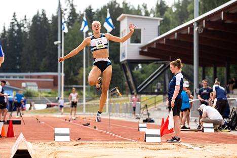Saga Vanninen voitti lauantaina yleisurheilun SM-halleista hopeaa pituudessa ja pronssia kuulassa. Kuva Hyppykarnevaaleista Lempäälästä 2022.