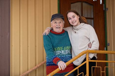 Jorma Saahko ja Lotta-Sofia Saahko esittelevät Valkeakosken omaa neulemallia, joka on kuvassa papan päällä. Neuleesta löytyy Valkeakoskelle tunnusomaisia piirteitä.