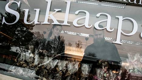 Moni on käynyt kurkkimassa ikkunan takana, kun Ida ja Asko Alajärvi ovat valmistelleet uutta liikettään Noormarkun Museotiellä. Valmista on määrä olla torstaina, kun Noormarkun suklaapaja avautuu ensi kertaa.
