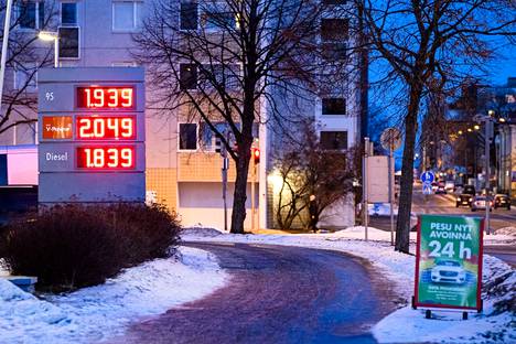 Kirjoittajan mielestä polttoaineveroa pitää laskea edes väliaikaisesti, koska tämän hetkinen hinta on noin 2 euroa litralta, ja se on paljon.