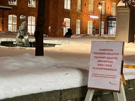 Elianderin rannalta avannon reunalta tuodut kieltotaulut herättivät hilpeyttä Tampereen oikeustalon edessä suihkulähteen lähellä torstaina illalla. Perjantaina iltapäivällä kaupungin työntekijä kuljetti ne takaisin avannolle.