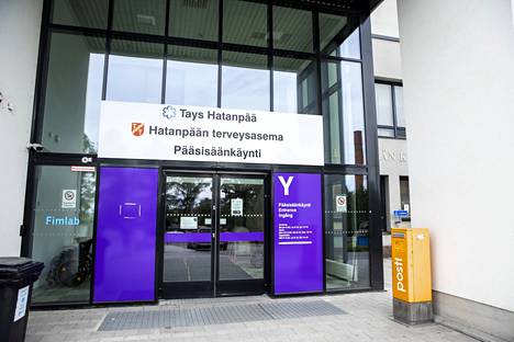 Tampereen Hatanpään sairaalassa jaettiin walk in -koronarokotuksia Fimlabin laboratorion tiloissa torstaina 28. heinäkuuta. Ajanvarauksella toimivat sekä walk in -rokotukset siirtyvät laboratorion tiloista Hatanpään sairaalan C-rakennuksen rokotusyksikköön 1. elokuuta. 