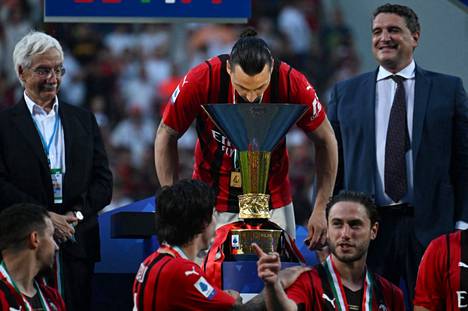 Zlatan Ibrahimovic pääsi juhlimaan mestaruutta taas AC Milanin kanssa.