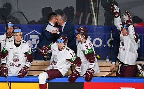 Latvian pelaajat ja päävalmentaja Bob Hartley juhlivat historian ensimmäistä voittoa Kanadasta.
