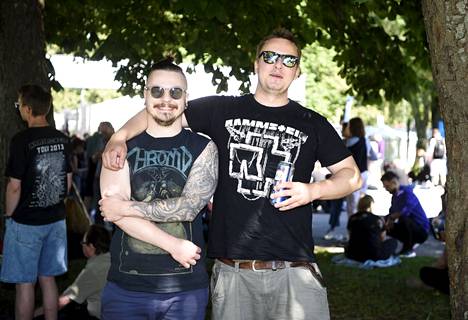 Espoolaiset Eetu Korhonen (vas.) ja Eero Vanne jonottamassa jonottamassa saksalaisen metalliyhtyeen Rammsteinin konserttiin Tallinnassa.