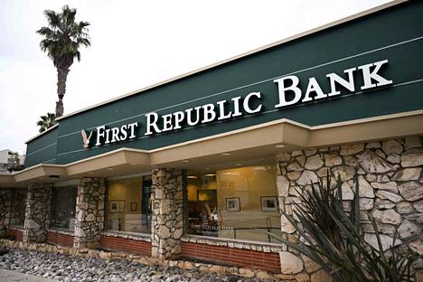 First Republic Bankin asiakkaat vetivät pankista noin 100 miljardin dollarin edestä talletuksia viime kuussa.