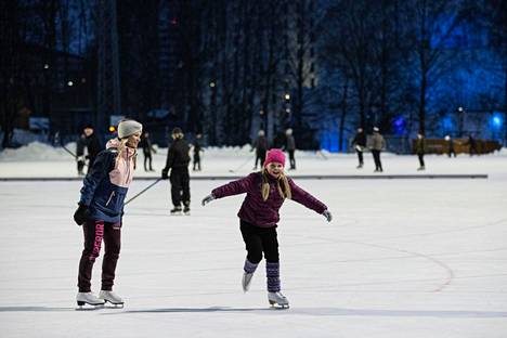 Briita Ollonen ja kahdeksanvuotias Inari Ollonen luistelivat Sorsapuiston tekojääradalla tiistaina 24. tammikuuta. Sorsapuistoa hienompaa ja paremmin varusteltua luistelupaikkaa on vaikea Tampereelta löytää. 