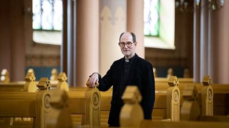 Keski-Porin seurakunnan kirkkoherra Heimo Hietanen on iloinen päätöksestä, joka mahdollistaa sateenkaarimessujen järjestämisen Keski-Porin kirkossa.