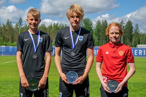 Eeli Kiiskilä (vasemmalla) ja Tomi Väkiparta valittiin turnauksen tähdistöön. Emil Väre oli Team Urosen paras pelaaja.