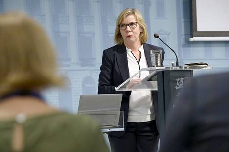 Oikeusministeri Anna-Maja Henriksson (r) puhuu saamelaiskäräjälain uudistusta koskevassa tiedotustilaisuudessa.