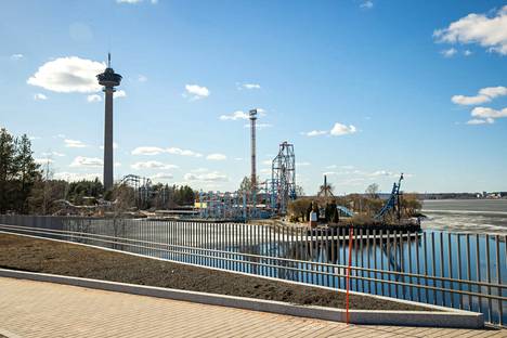 Puistosillalta on näkymät Särkänniemen huvipuistoon.
