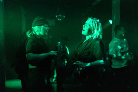 Julia Raistakka (vas.) ja Mira Lind juhlivat syyskuussa Helsingin Sober Furious -bileissä, ja nyt on Tampereen vuoro nauttia Suomen tiukimmasta alkoholittomasta klubista. 