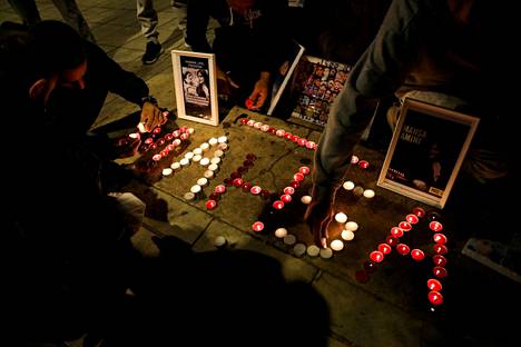 Mielenosoittajat sytyttivät kynttilöitä Mahsa Aminin muistoksi Kreikassa 29. lokakuuta. EU:n harkitsemien pakotteiden yhtenä syynä on kuoleman synnyttämien mielenosoitusten tukahduttaminen. Amin kuoli uskonnollisen poliisin käsissä Iranissa.