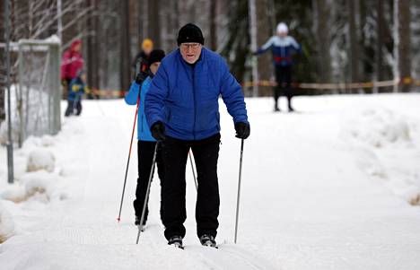 Porilainen Rauno Mäkivalli käy pari kertaa viikossa hiihtämässä Isossamäessä.