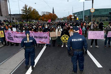 Ympäristöliike Elokapina aloitti keskiviikkona mielenosoituksen Helsingissä Mannerheimintiellä ja aikoo jatkaa jopa 10 päivän ajan. Kuva on otettu mielenosoituksen alusta 29. syyskuuta 2021 ennen kuin poliisi antoi poistumiskäskyn.
