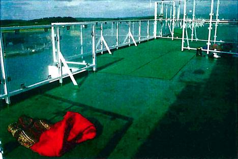 Syyttäjän mukaan tekoaikaan 18-vuotias tanskalainen hyökkäsi laivan helikopterikannella makuupusseissa nukkuneiden uhrien kimppuun. Kuva otettu Viking Sallyn helikopterikannelta teon jälkeen 1987, kuvassa hyökkäyksen tapahtumapaikka.