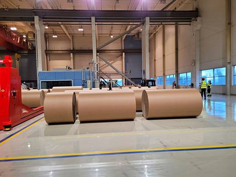 Stora Enso muuttaa Oulun tehtaallaan käytöstä poistetun paperikoneen pakkauskartonkikoneeksi. Arkistokuva tehtaalta vuodelta 2021.