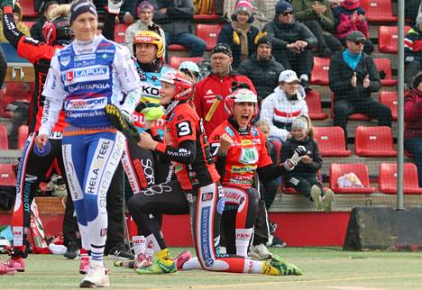 Tiia Peltonen toi sunnuntain ottelussa kaksi juoksua. Kaisa-Maija Rosvall tuuletti taustalla, ja Virkiän lukkari Niina Härkönen joutui toteamaan kotijoukkueen onnistumisen.