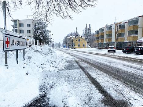 Tiistaina aamulla lumisade muuttui Jämsässä rännäksi ja tiet olivat sohjoiset. Aurakalustoa oli keskustassa liikkeellä, vaikka aura-autoa ei kuvaushetkellä Koskentielle osunutkaan. 