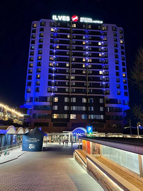 Tältä näytti Tampereen legendaarinen Ilves-hotelli sinisessä asussaan lauantai-iltana.