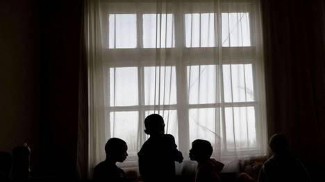 Ukrainalaiset lapset katsoivat ulos ikkunasta Novomoskovskin kaupungissa lauantaina 23. huhtikuuta. Lapset olivat paenneet kaupunkiin Mariupolista, jossa tilanne on ollut vaikea jo viikkojen ajan. 