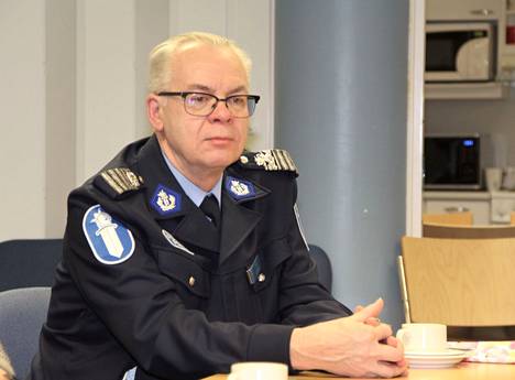 Apulaispoliisipäällikkö Kari Hemminki kuunteli median kysymyksiä ja muun poliisijohdon kanssa vastaili niihin Valkeakosken poliisiasemalla keskiviikkona.