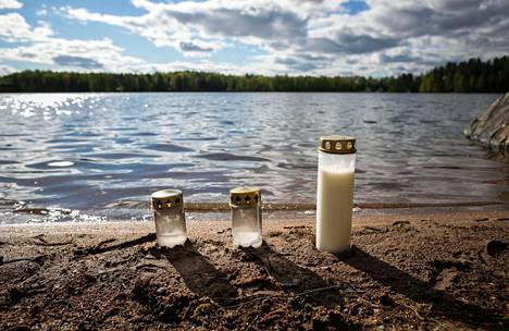 Poliisi epäilee äidin murhanneen pienen lapsensa Tampereen Särkijärvellä. Paikalle oli tuotu kynttilöitä 24. toukokuuta.