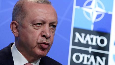 Turkin presidentti Recep Tayyip Erdoğan on aloittanut kaupankäynnin Suomen ja Ruotsin Nato-jäsenyydellä, arvioivat Aamulehden haastattelemat asiantuntijat. He näkevät Turkin käyttäytymisessä myös huolestuttavia piirteitä. Erdoğan kuvattiin Naton huippukokouksessa Brysselissä heinäkuussa 2021.