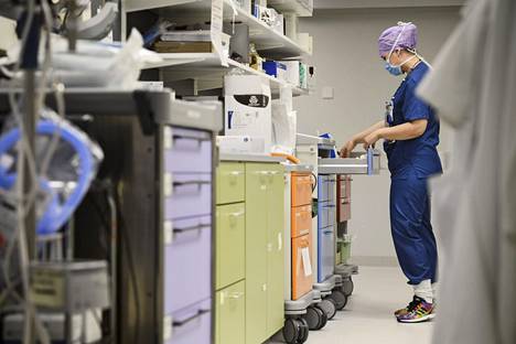 Hallitus esittää eduskunnalle hoitotakuun muutosta, jossa perusterveydenhuollossa kiireettömään hoitoon pääsemisen määräaika lyhenisi kolmesta kuukaudesta seitsemään päivään. Kuvassa on hoitaja leikkausosaston varastotiloissa Kainuun keskussairaalassa Kajaanissa 8. heinäkuuta 2020.